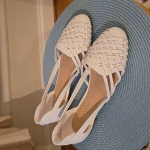 JOURNEE BRAND WOMEN'S WHITE FLAT SHOE SIZE 8.5